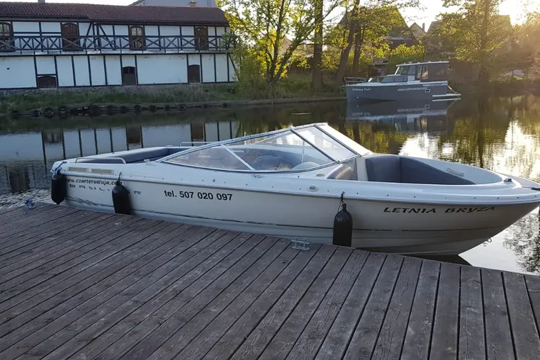 Czarter jachtu motorowego Bayliner Capri