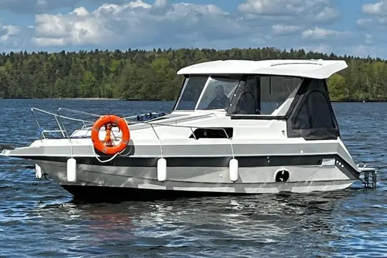 Czarter houseboatu Bayliner Cruiser