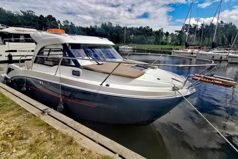 Czarter jachtu motorowego Beneteau Antares 8