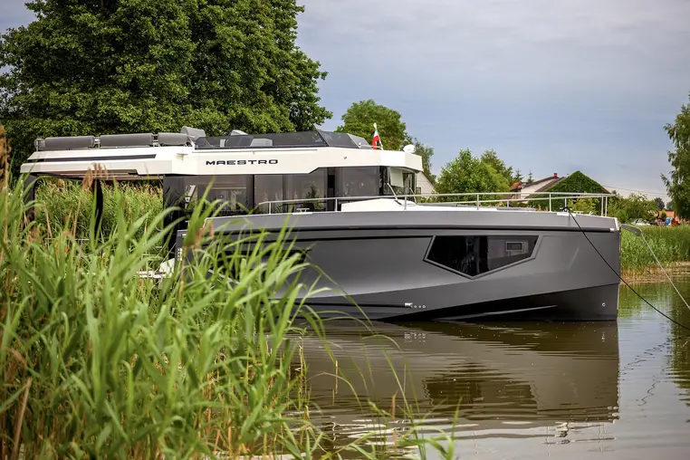 Czarter jachtu motorowego Maestro 42